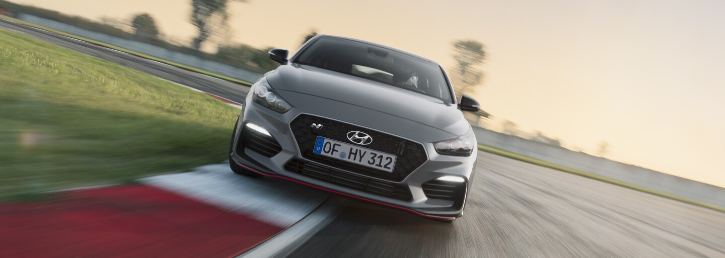 Přichází kladivo na Octavii RS. Famózní Hyundai i30 N útočí ve stylovém balení