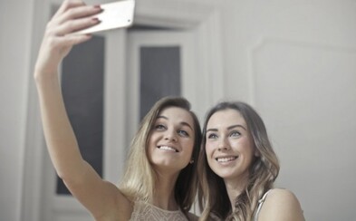 Přidávání fotek na Instagram tě dělá šťastnějším. Nová britská studie zkoumala efekty sdílení našich životů na sociálních sítích Přidávání fotek na Instagram tě dělá šťastnějším. Nová britská studie zkoumala efekty sdílení našich životů na sociálních sítích
