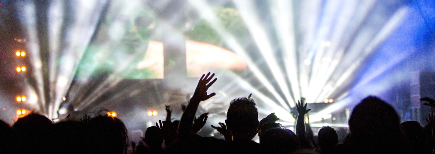 Přijď na klubovou noc We All. Legendární mejdan s sebou tentokrát přinese DJ Poetu i Akvamena