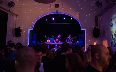 Přijď oslavit jaro do Klubovny 2. patro. Klubová noc We All slibuje ostřílené DJs a rytmus funku, soulu a rapu Přijď oslavit jaro do Klubovny 2. patro. Klubová noc We All slibuje ostřílené DJs a rytmus funku, soulu a rapu