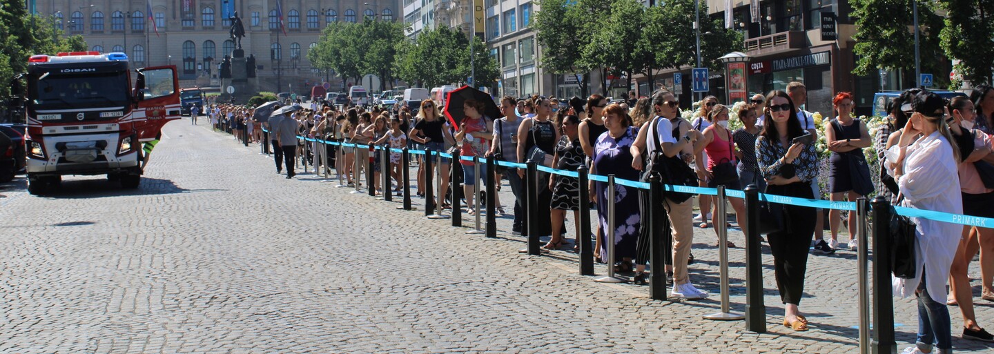 Primark v Praze má otevřeno. Zákazníci ve frontě přes polovinu Václavského náměstí čekají i více než hodinu a půl (Fotoreportáž)