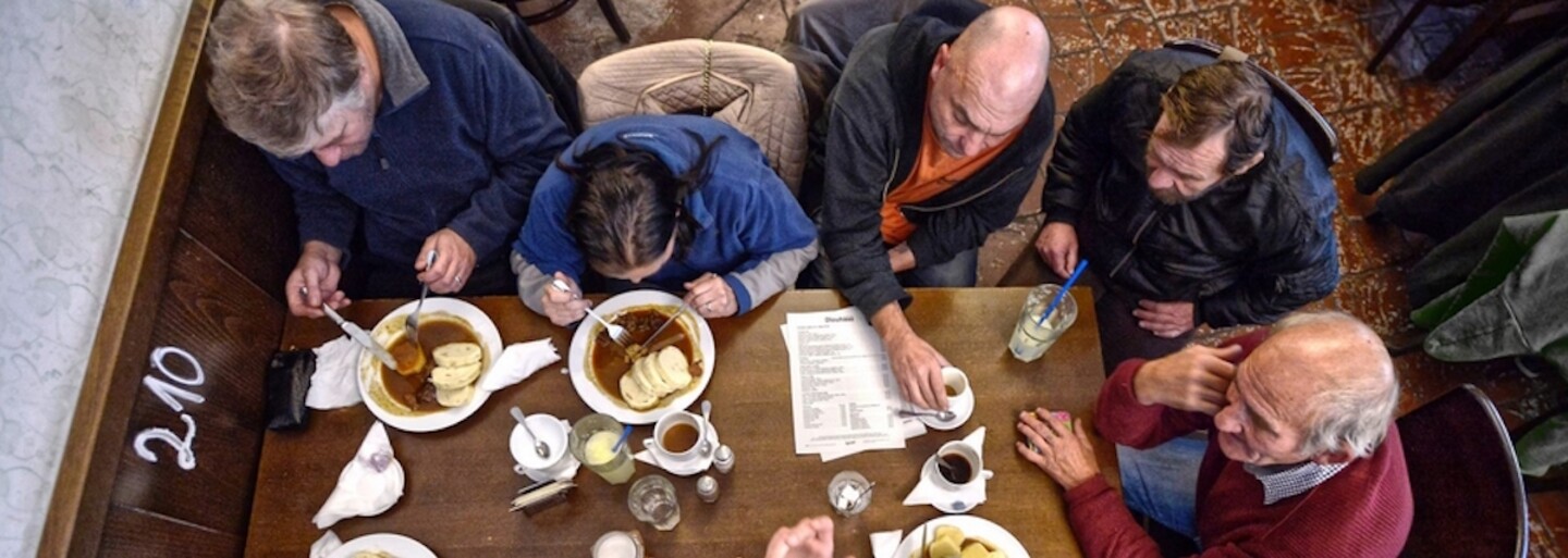 Přímo v menu můžeš za 90 Kč objednat oběd pro člověka bez domova nebo s autismem. Síť restaurací Lokál založila projekt Oběd pro dalšího