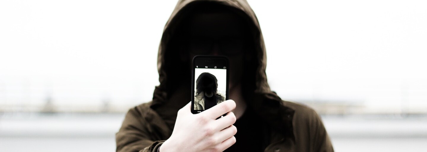 Připadá ti, že na své selfie někdy vypadáš divně? Neboj, pravděpodobně za to nemůže tvůj obličej, ale mozek
