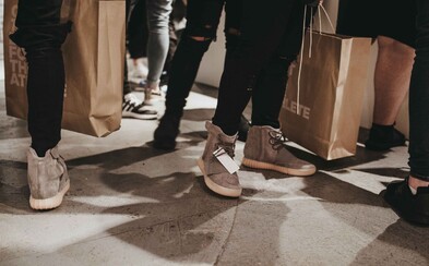 Připomeň si atmosféru releasu Yeezy Boost 750 ve Footshopu prostřednictvím našeho videa Připomeň si atmosféru releasu Yeezy Boost 750 ve Footshopu prostřednictvím našeho videa