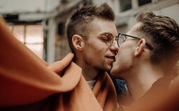 Priviesť domov prvého frajera je ťažké. Ešte ťažšie, ak si chalan. Zisťovali sme, ako randia mladí queer Slováci