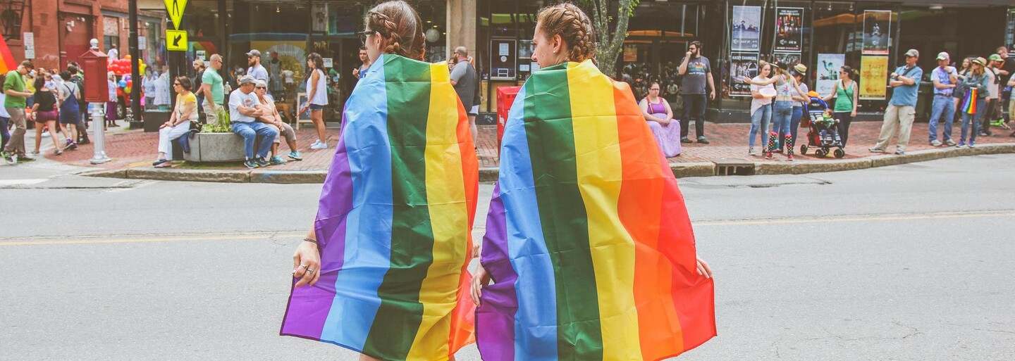 Priviesť domov prvého frajera je ťažké. Ešte ťažšie, ak si chalan. Zisťovali sme, ako randia mladí queer Slováci