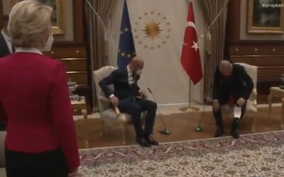 Pro Ursulu von der Leyen nepřipravili v Turecku židli, musela si sednout na gauč. Mohlo jít o cílený krok 