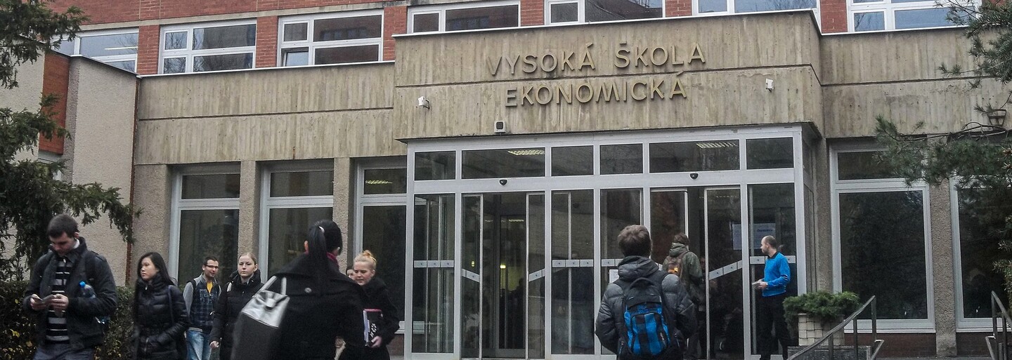 Proč pořád někdo nahlašuje bombu na VŠE? Vyučující musí zkoušky přesouvat do parků, kaváren i KFC, viník je stále neznámý