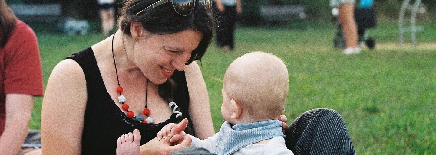 Proč se české matky cítí v pasti? Francouzská mateřská je jako z jiného světa, říká kulturoložka Tereza Konrádová