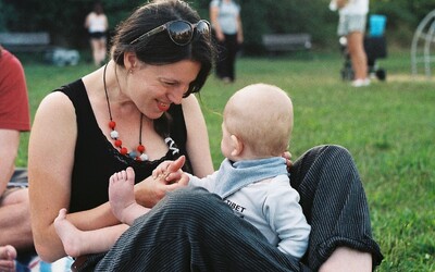 Proč se české matky cítí v pasti? Francouzská mateřská je jako z jiného světa, říká kulturoložka Tereza Konrádová
