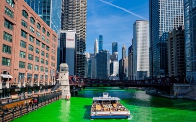 Proč se v Chicagu barví řeka nazeleno za dozvuků několikadenní párty? Taková je historie Dne (ne)svatého Patrika