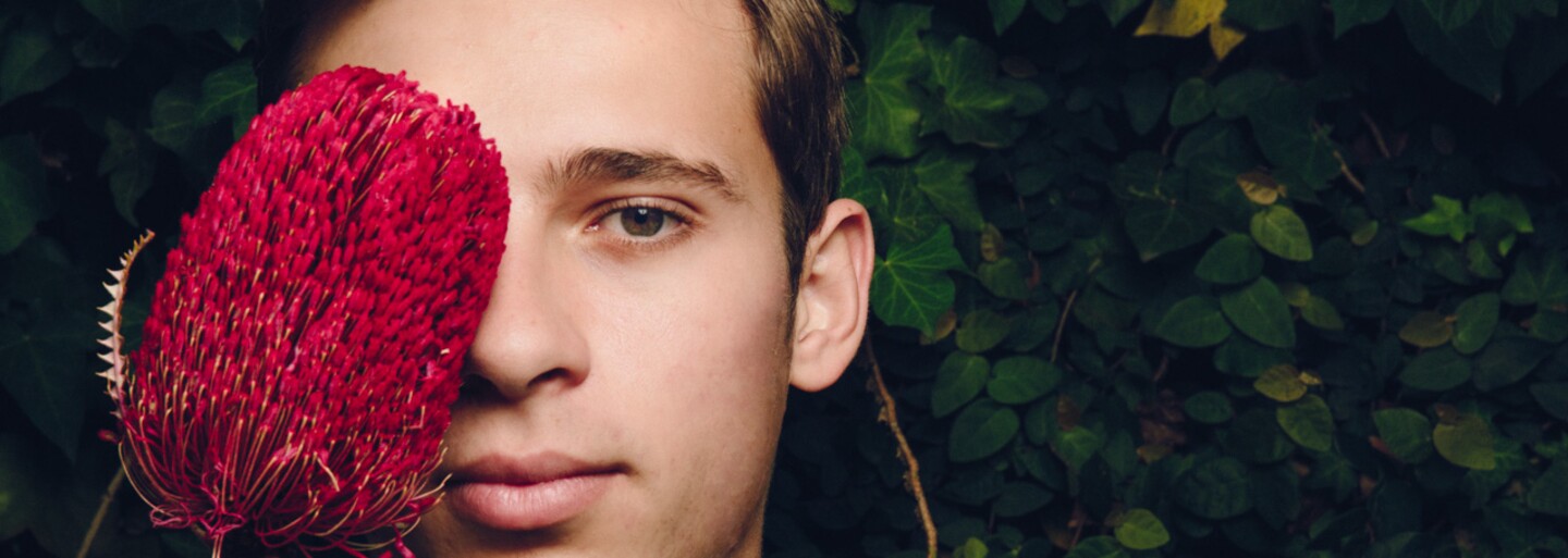 Producent Flume slibuje nový materiál, zveřejňuje remix skladby Lay Me Down od Sama Smitha