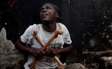 Prohlédni si průběh voodoo slavností v Africe, které zahrnují krvavé obětování zvířat a rituální tranzy Prohlédni si průběh voodoo slavností v Africe, které zahrnují krvavé obětování zvířat a rituální tranzy