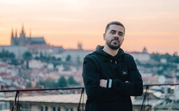 Prohry probereme pak, teď jdem slavit. Ektor vydává další videoklip a odhaluje detaily o své osmé desce