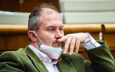 Prokuratúra rieši, či Marian Kotleba hajloval v parlamente. Strana to vylučuje