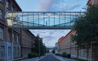 Propojení historických budov pražské VŠCHT pomocí prosklených můstků krystalického tvaru je pastvou pro oči