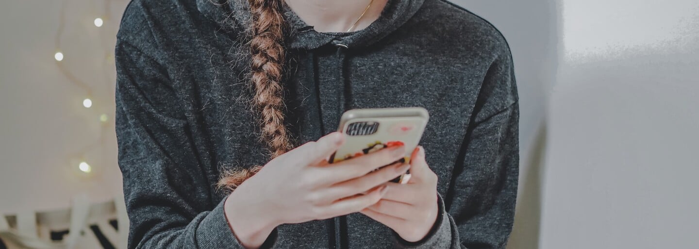 Prostředí internetu je daleko nebezpečnější, než když dítě pustím samotné na dvě hodiny do lesa, říká Lucie z Linky bezpečí