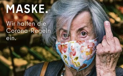 Prostředník těm, kdo nechtějí roušky. Berlín vytáhl do boje kontroverzní reklamou Prostředník těm, kdo nechtějí roušky. Berlín vytáhl do boje kontroverzní reklamou