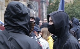 Protest na Staromáku si vyžádal 14 zadržených osob a 25 zraněných policistů, z nichž 4 museli do nemocnice