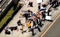 Protestujúci na Floride drepovali pred súdom. Chcú, aby sa otvorili posilňovne