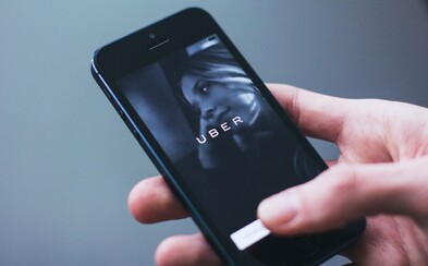 Protesty pražských taxikářů přinášejí ovoce. Řidiči Uberu budou potřebovat licenci i evidenci tržeb Protesty pražských taxikářů přinášejí ovoce. Řidiči Uberu budou potřebovat licenci i evidenci tržeb