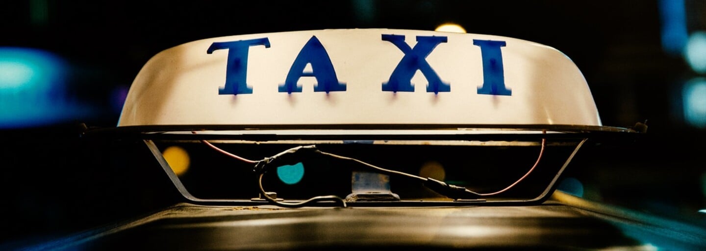 Protesty pražských taxikářů přinášejí ovoce. Řidiči Uberu budou potřebovat licenci i evidenci tržeb