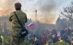 PROTESTY V BRATISLAVE NAŽIVO: Polícia proti demonštrantom nezasahuje, aj keď vybuchuje pyrotechnika (+ foto)