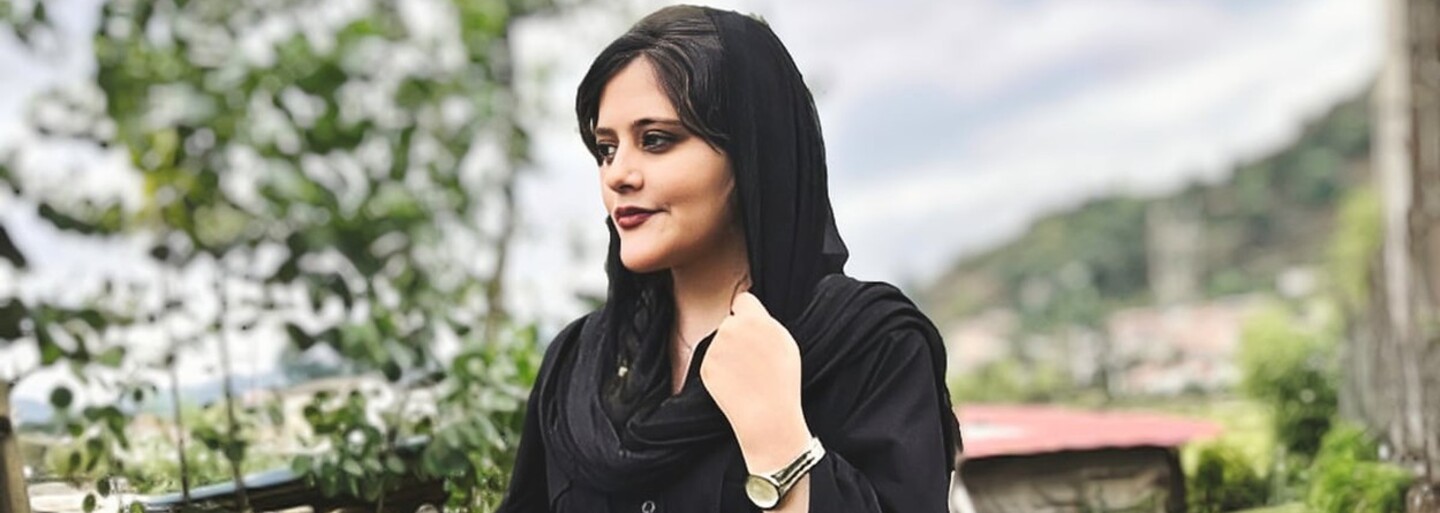 Protesty v Íránu: Po smrti 22leté Mahsy Amini vyrazily tisíce lidí do ulice. Podle odborníka nelze očekávat výraznou změnu režimu