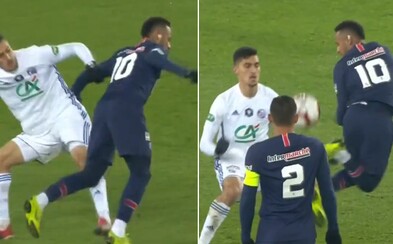 Protihráč neustále okopával Neymara, tak ho Brazílčan zosmiešnil famóznym trikom a posadil ho na trávnik Protihráč neustále okopával Neymara, tak ho Brazílčan zosmiešnil famóznym trikom a posadil ho na trávnik