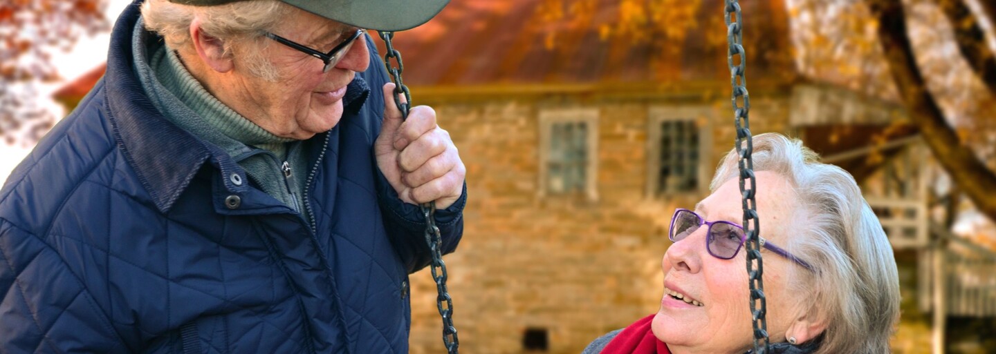 Průměrný starobní důchod po valorizaci a s výchovným činí přes 19 tisíc. Seniory a seniorky ale dělí 2500 korun