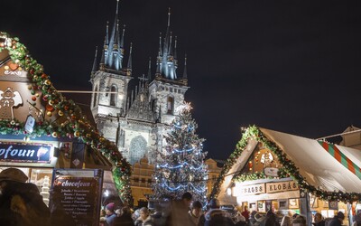 Průvodce vánočními trhy v Praze. Které jsou předražené, kde mají nejlepší atmosféru a co všechno na nich najdete?