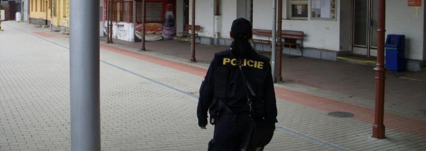Průvodčí dostal pěstí od cestujícího, který si odmítl nasadit respirátor. Skončil v nemocnici