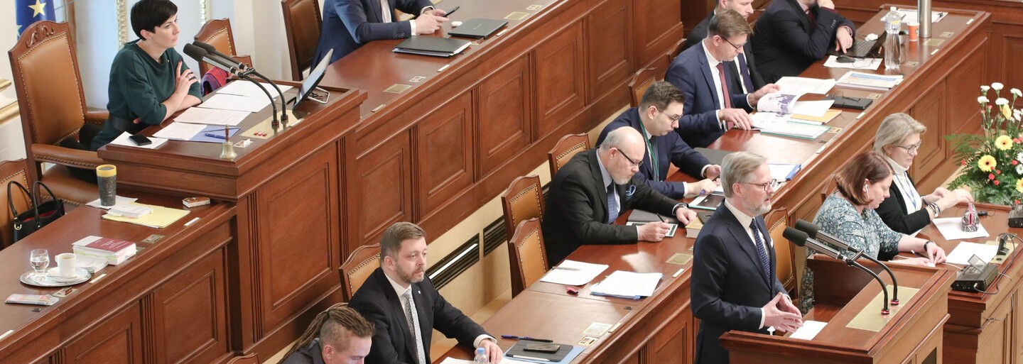 Průzkum: V závěru roku rostla důvěra ve vládu, poslance i prezidenta. Velká část lidí s nimi ale není spokojena