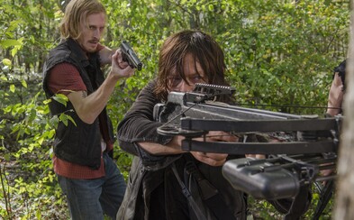 Prvá scéna zo 7. série The Walking Dead nie je pre Daryla príliš priaznivá. Skoncuje s jeho životom Dwight, Negan, alebo to prežije? Prvá scéna zo 7. série The Walking Dead nie je pre Daryla príliš priaznivá. Skoncuje s jeho životom Dwight, Negan, alebo to prežije?