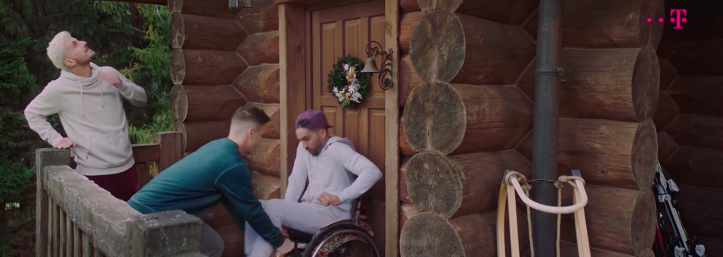 Prvá tohtoročná vianočná reklama je vonku. Podarí sa Bekimovi rozbiť dvere vozíčkom?