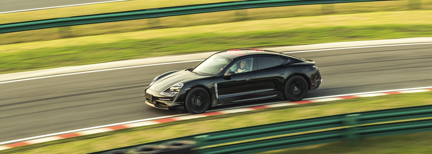 První elektrické Porsche odhaluje revoluční kokpit, který má 4 obrovské displeje