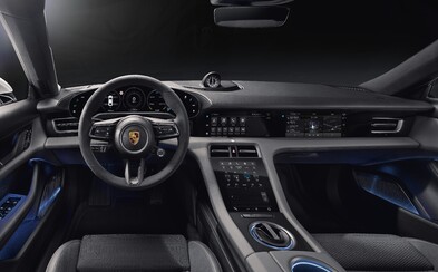 První elektrické Porsche odhaluje revoluční kokpit, který má 4 obrovské displeje První elektrické Porsche odhaluje revoluční kokpit, který má 4 obrovské displeje
