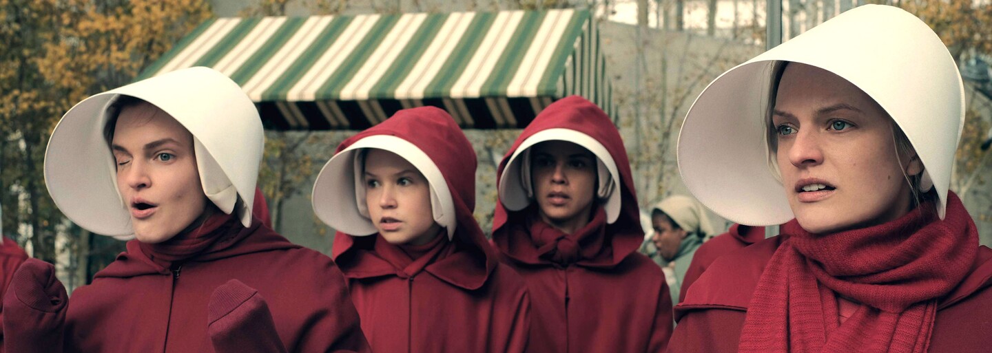 Prvé obrázky z 2. série Handmaid’s Tale sú prísľubom krvavej vzbury týraných a znásilňovaných žien v totalitnom USA
