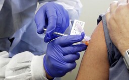 První vakcíny proti koronaviru fungují, úspěch hlásí z USA i Velké Británie. První očkování by mohlo být už v září