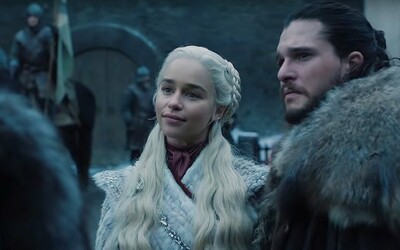 Prvé zábery z poslednej série Game of Thrones ukazujú, že Sansa nevíta Daenerys na hrade Winterfell s veľkým nadšením