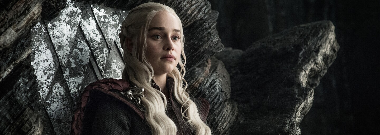 Prvé zábery z poslednej série Game of Thrones ukazujú, že Sansa nevíta Daenerys na hrade Winterfell s veľkým nadšením