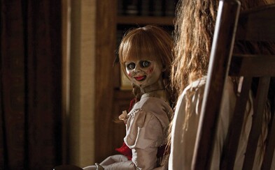 Prvej klapke pokračovania The Conjuring prišiel požehnať kňaz Prvej klapke pokračovania The Conjuring prišiel požehnať kňaz