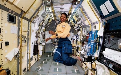 První Afroameričanka ve vesmíru zachránila život, čelila rasismu a pomáhala v Africe První Afroameričanka ve vesmíru zachránila život, čelila rasismu a pomáhala v Africe