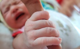 První miminko roku 2023 přišlo na svět osm minut po půlnoci
