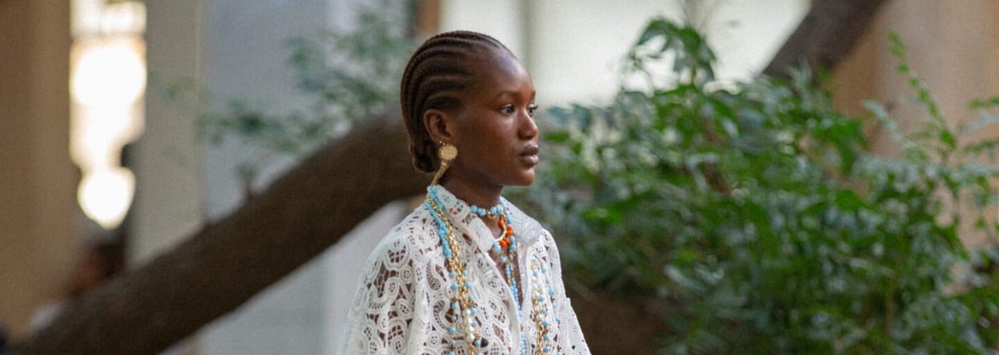 První přehlídka Chanel v Africe přinesla místně zdobené motivy a retro módu. V publiku byli Pharrell Williams či Naomi Campbell