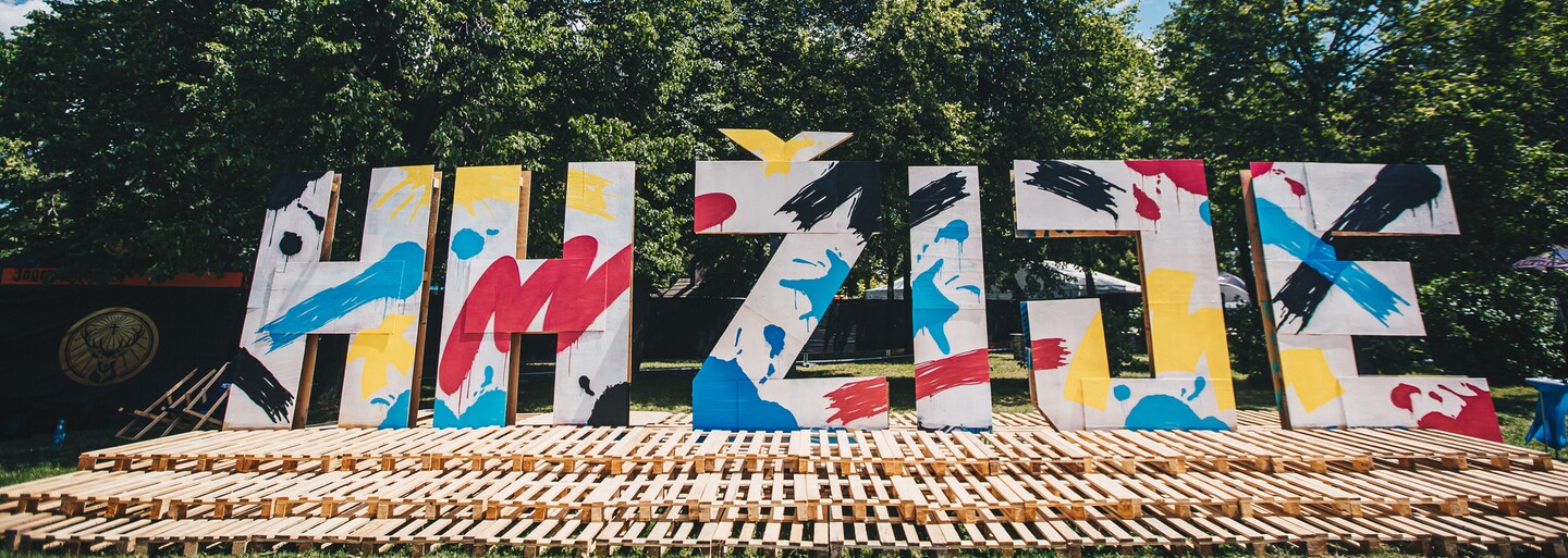 Prvý deň na Hip Hop Žije 2019: Členovia DMS v košeliach a peklo pod pódiom (Fotoreport)