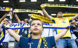 Prvý futbalový zápas po uvoľnení opatrení odohrali v Dunajskej Strede: Fanúšikom chýbali rúška a sedeli si, ako sa im zachcelo