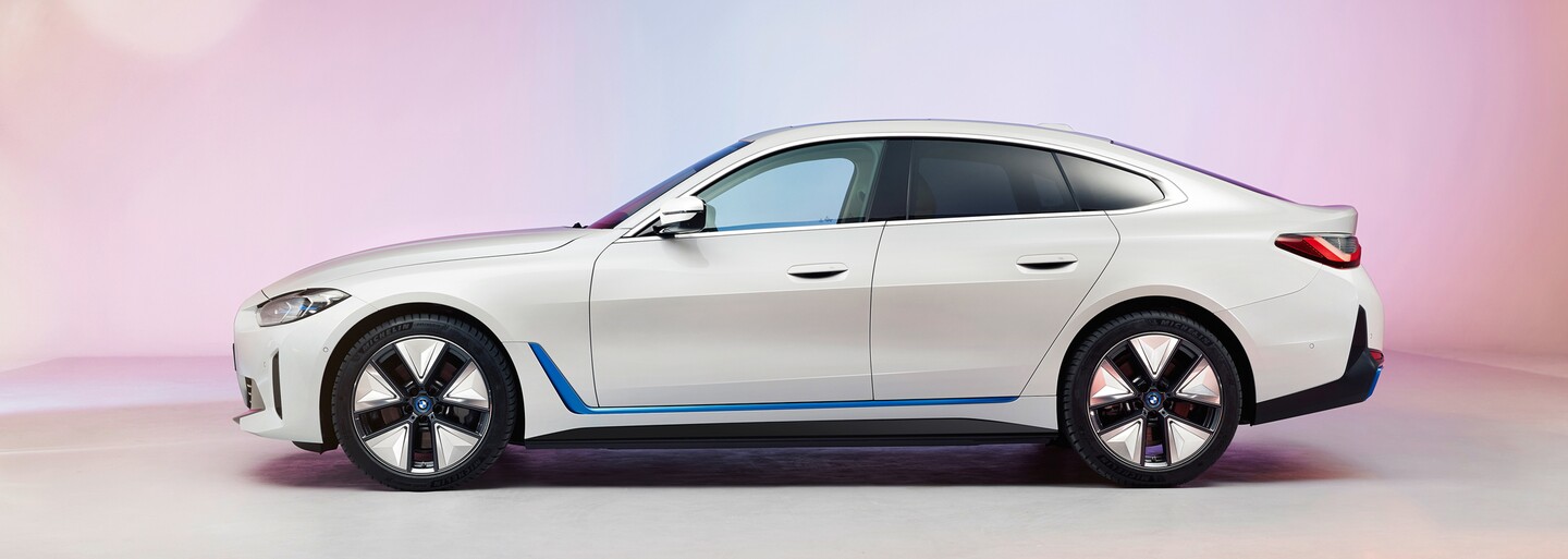 Prvý pohľad na elektrické BMW i4 potvrdzuje vertikálnu masku a informuje o dojazde 590 kilometrov