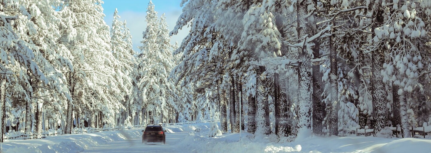 Prvý sneh a zradná námraza dokáže zneistiť aj skúsených šoférov. Vďaka týmto 5 tipom budeš v zime jazdiť ako profesionál