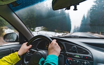 Prvý sneh a zradná námraza dokáže zneistiť aj skúsených šoférov. Vďaka týmto 5 tipom budeš v zime jazdiť ako profesionál